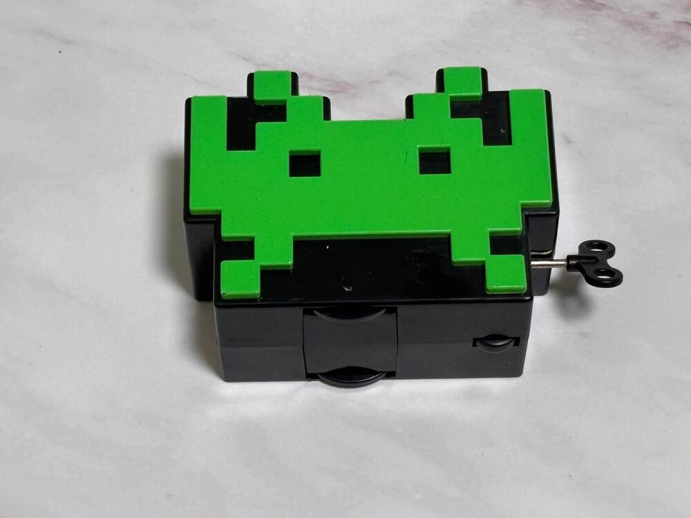 Taito Space Invader 2012 Coin Bank Alien Video Game Wind up Green